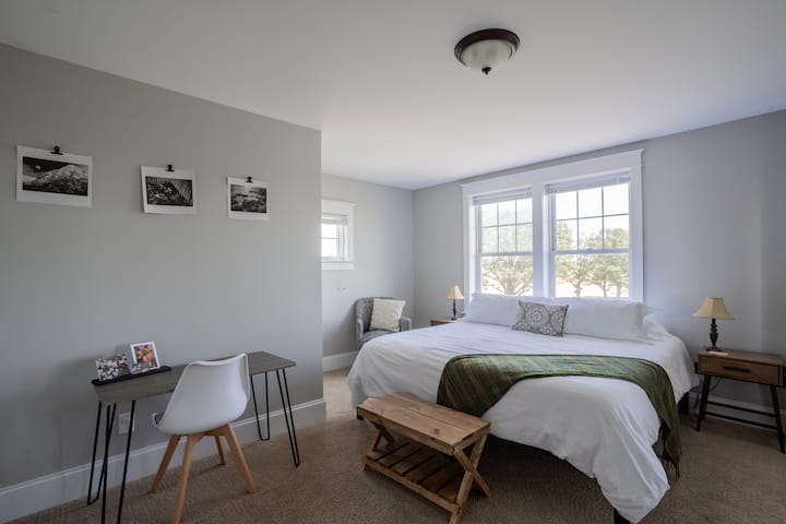 Three bedrooms have twin XL beds that can be easily converted into a kingsize bed.