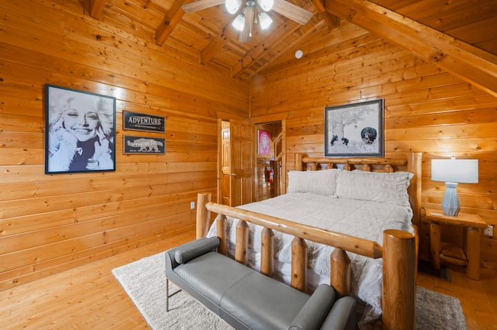 顶楼标准双人床卧室，配有套内卫生间、智能电视，并可通往顶层的室外露台。 