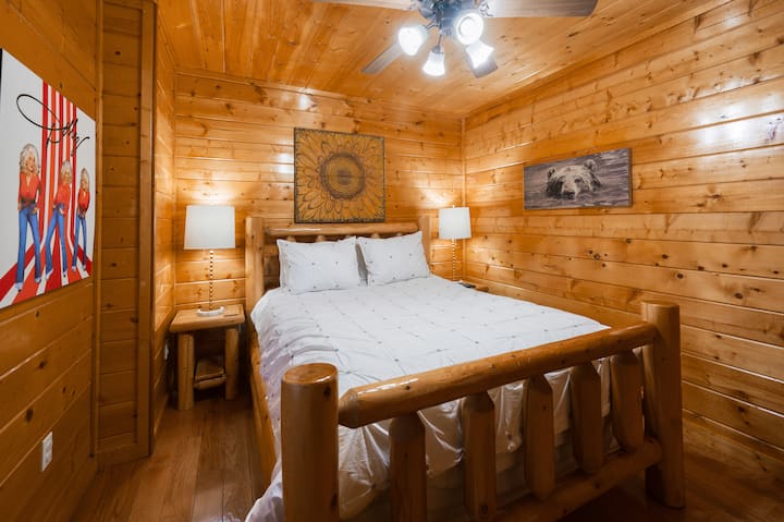 底层标准双人床卧室，配备智能电视，可直接进入底层全功能卫生间。 
