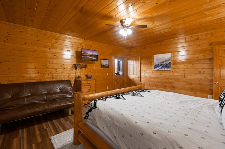 底层加大双人床卧室，配备智能电视，可通往带热水浴缸的底层室外露台。  这间卧室还配有沙发床，可作为额外的睡眠容量。