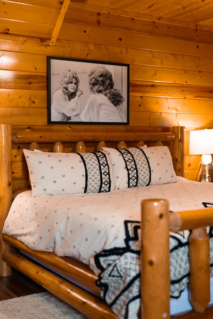 底层加大双人床卧室，配有Dolly主题艺术品。