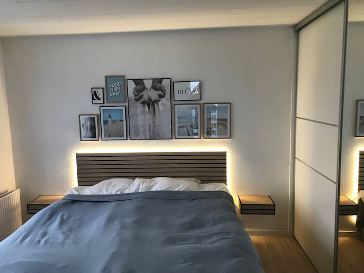 Dhomë gjumi me krevat dopio dhe hapësirë në dollap 