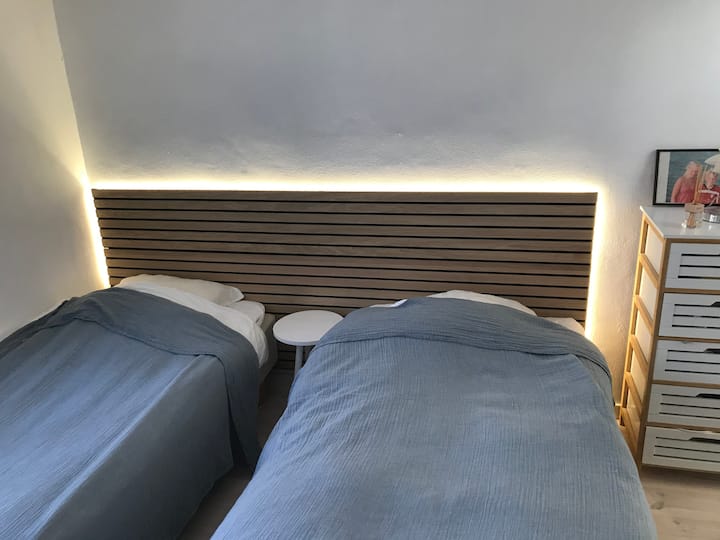 Dhomë gjumi me 2 krevate tek dhe hapësirë në dollap 