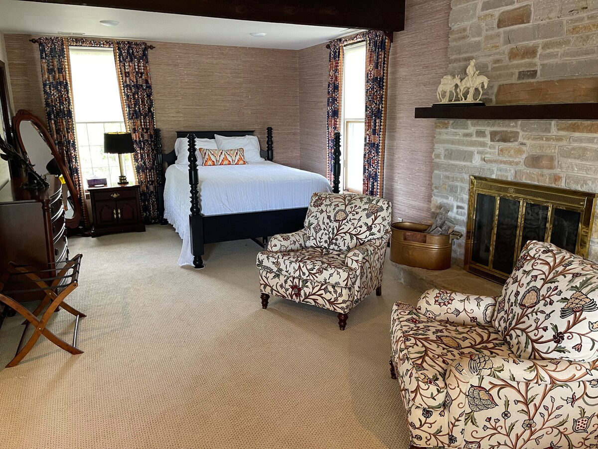 غرفة النوم رقم2 بسرير بحجم كوين وسرير ميرفي بحجم كوين وحمام خاص