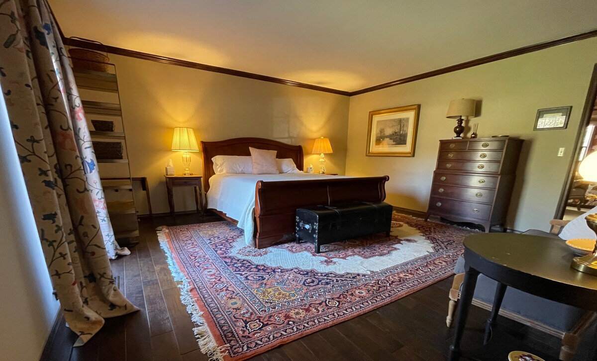 غرفة نوم رقم1 بسرير بمقاس كبير وحمام خاص