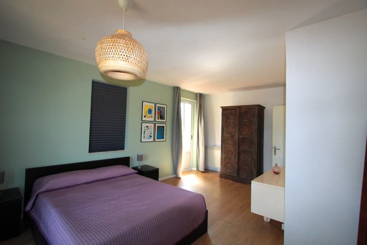 Bedroom with a kingsbed (160 x 200) and aircon