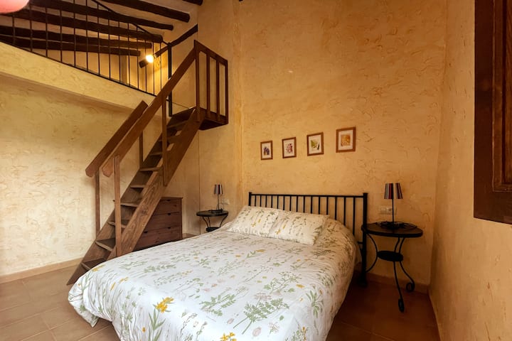 Chumba cha 3 cha watu wawili na ngazi hadi kwenye roshani yenye futoni