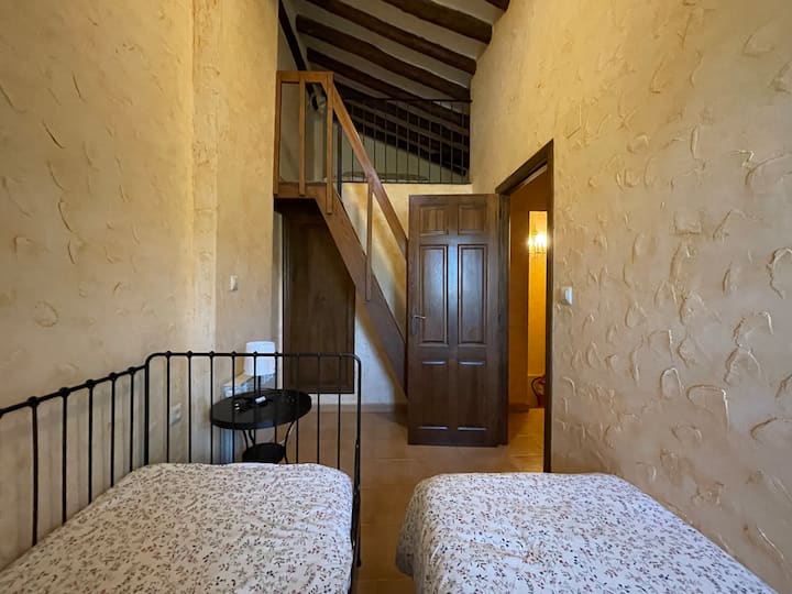 Chumba kilicho na kitanda na roshani ya futoni