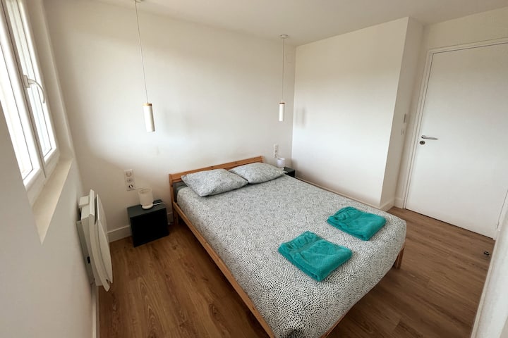 חדר עם מיטה זוגית