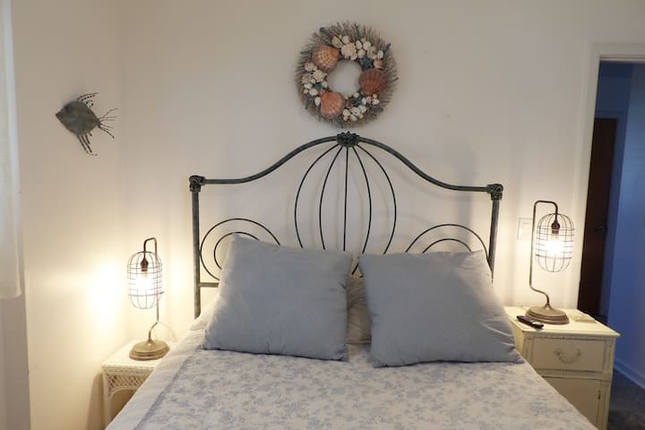 Dormitorio queen con TV de pantalla plana y ventilador de techo