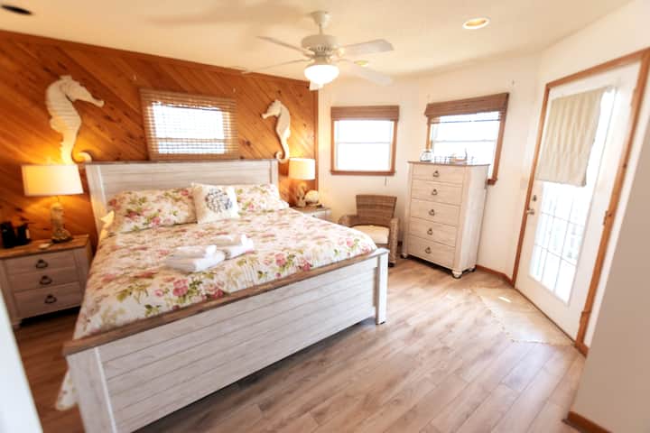 Cama principal tamaño king en la planta baja con baño privado