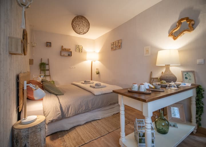 חדר שינה זוגי גינה צדדי, קומה אחת, מיטת קינג סייז 180x200 ס"מ, מצעים יוקרתיים