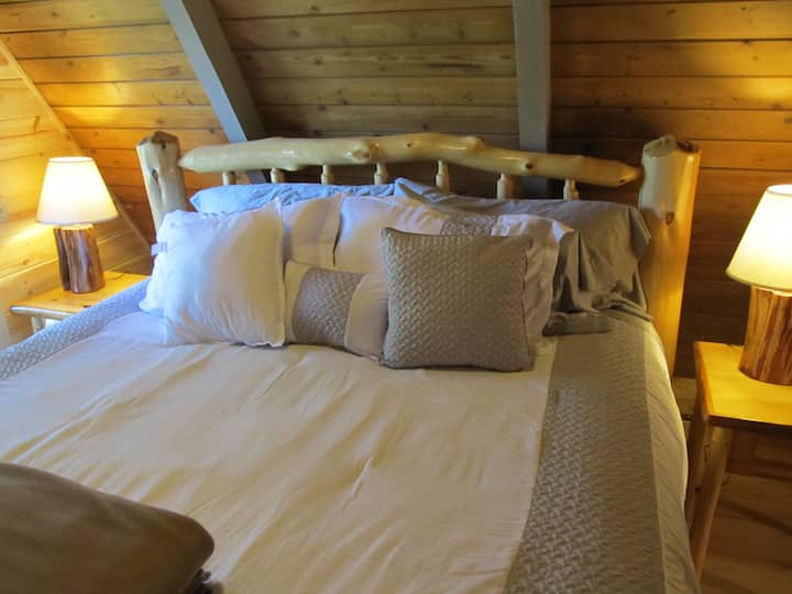 顶楼加大双人床，可欣赏壮丽的南塔哈拉湖景观！带摇椅的私人阳台。早上喝咖啡或晚上看星星！