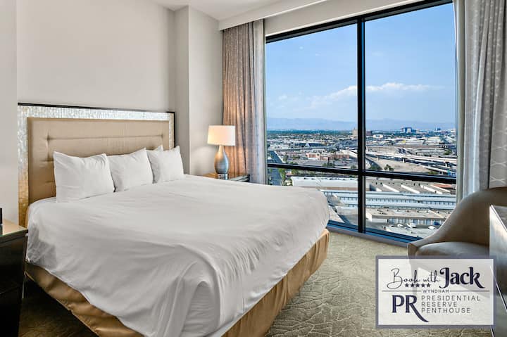 ห้องนอนที่ 4: ห้องสวีทหลักพร้อมเตียงคิงไซส์ที่สะดวกสบายสุดๆและผ้าปูที่นอนหรูพร้อมที่นั่งและวิวจากพื้นจรดเพดาน! 