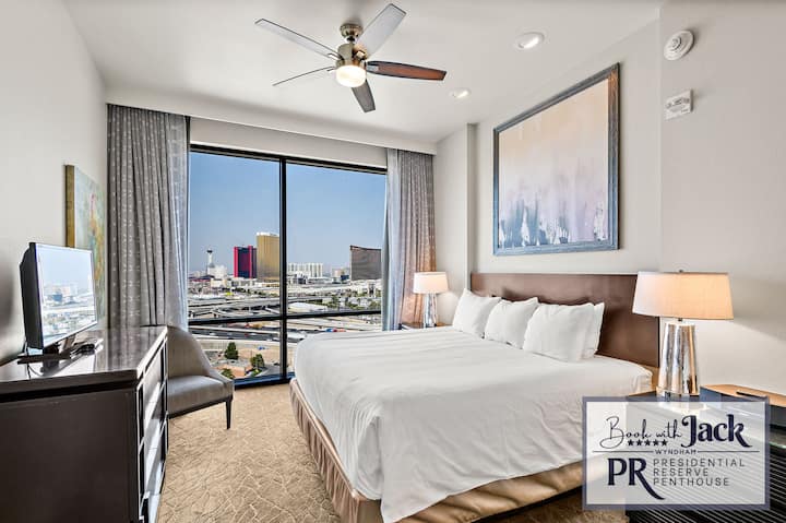 ห้องนอนแรก: ห้องสวีทใหญ่พร้อมเตียงคิงไซส์และวิวที่น่าตื่นตาตื่นใจแถมมีที่เก็บของมากมาย