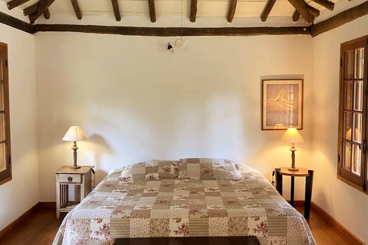 Vonkajší apartmán pre hostí so stropným ventilátorom