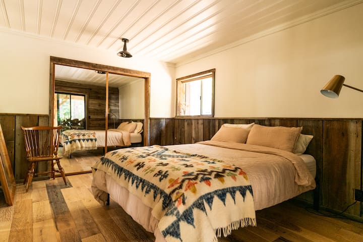 غرفة نوم في الطابق السفلي بسرير كوين مريح.