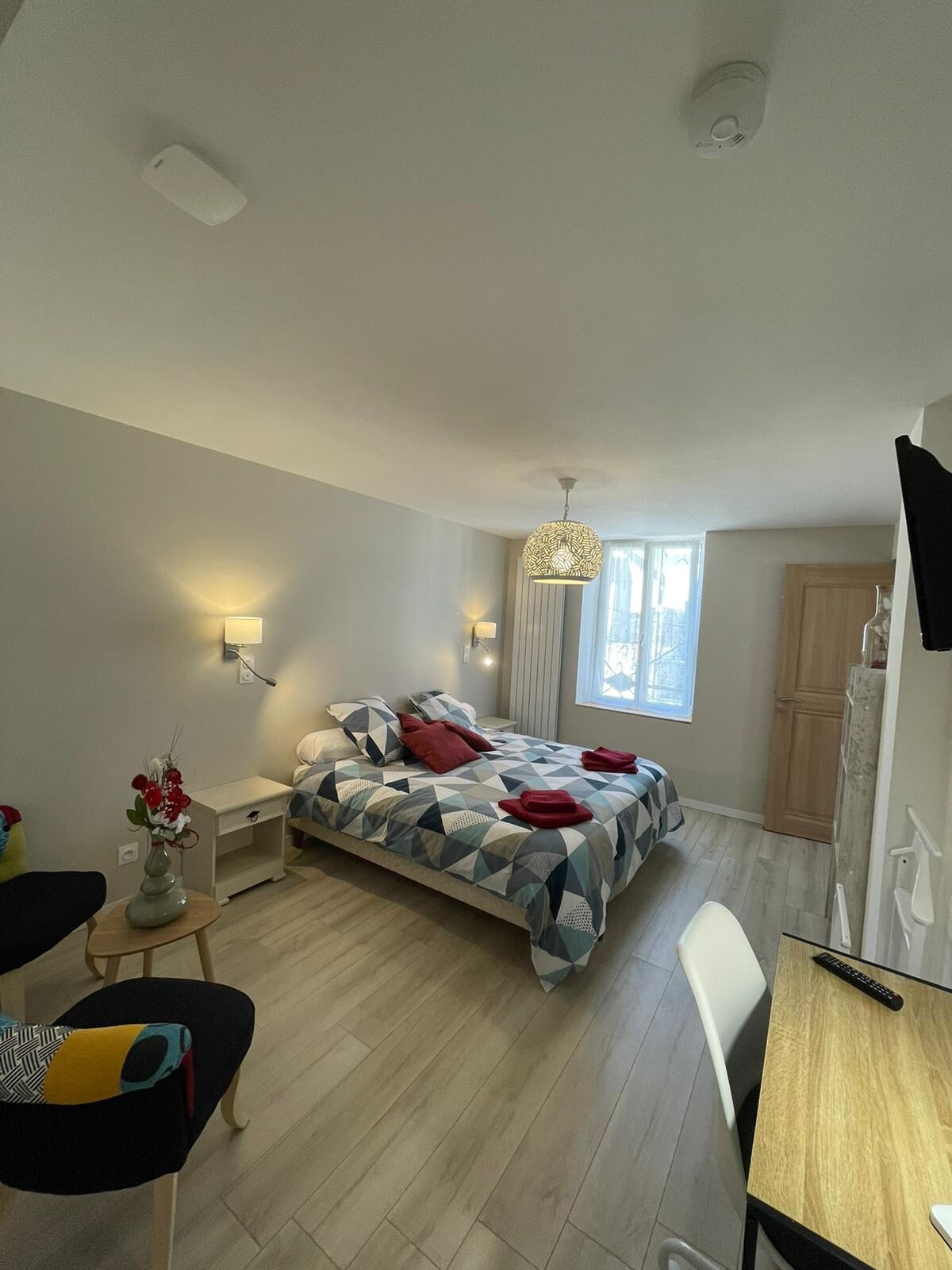 Голема соба 
со удобно катче
Мал канцелариски простор 