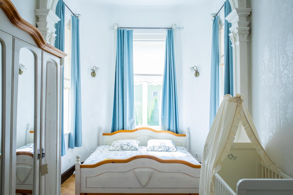 Master bedroom with a kingsize bed and a baby crib