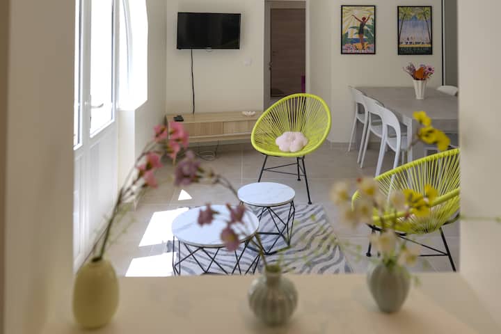 F276 Maison En Centre-ville Avec Cour Privative - Saint-Tropez