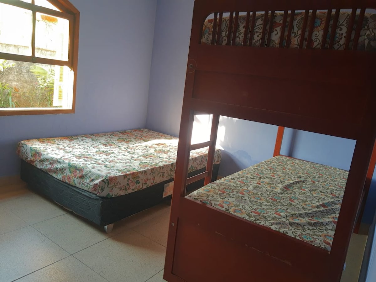 Საძინებელი 1, 1 ორადგილიანი საწოლი და ორსართულიანი საწოლი 