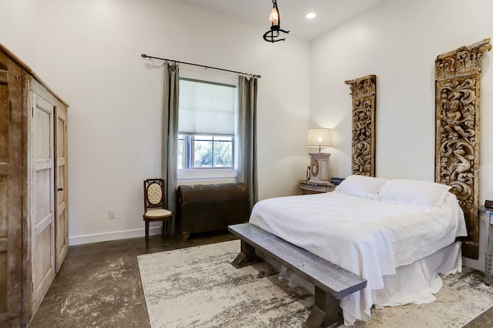 Საძინებელი №1 - დედოფალი სასეირნო კარადათი და გარდერობით. 300 წ. ძველი ქერუბები თქვენი თავსაფრისთვის!