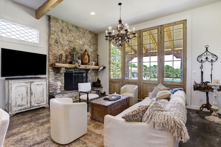 Მისაღები ოთახი ბევრი შეშით ცივი დღეებისთვის/ღამეებისთვის