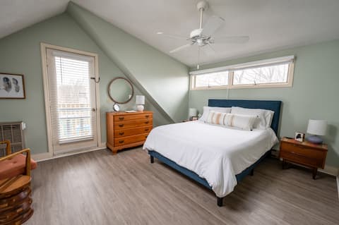 *Serene* West End 2BR w/ Balcony: The Mermaid Cove