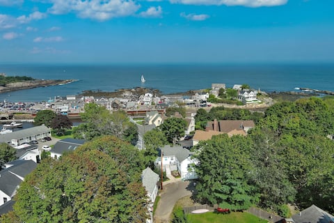 Steps to Perkins Cove, Shopping, Dining, & Beach.