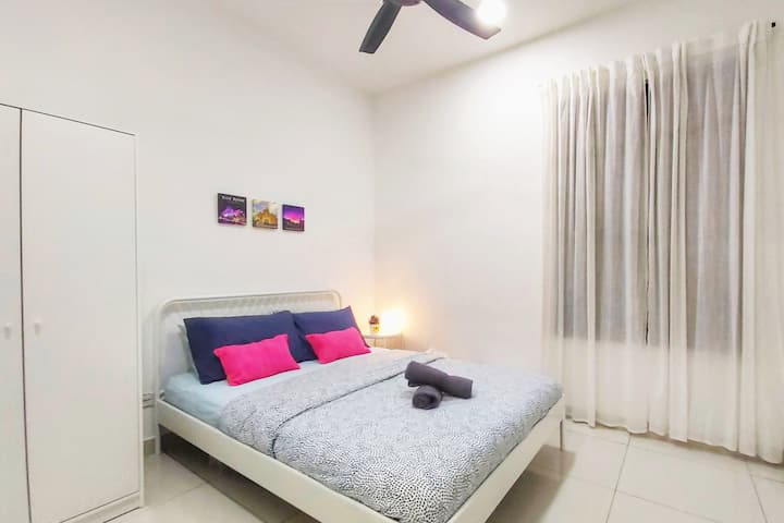 第二间卧室配有标准双人床，配有吊扇和空调