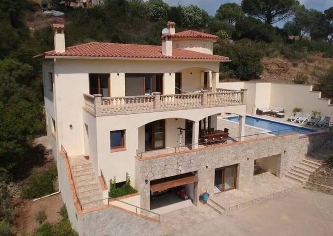 Fantastic Villa & Sea Views, 5 mins walk to beach gallery image 5
