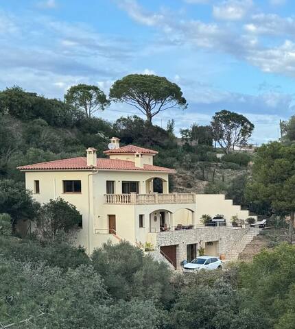 Fantastic Villa & Sea Views, 5 mins walk to beach gallery image 3
