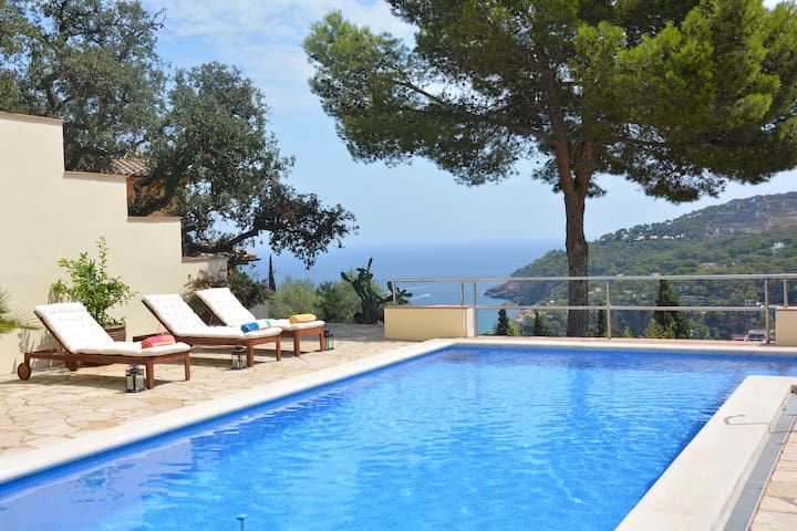 Fantastic Villa & Sea Views, 5 mins walk to beach