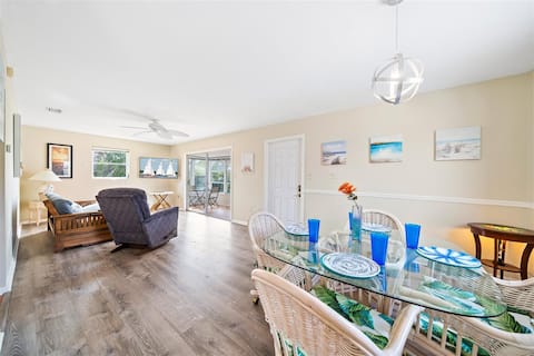Riverfront 2 bedroom retreat, sunroom, NO Chores