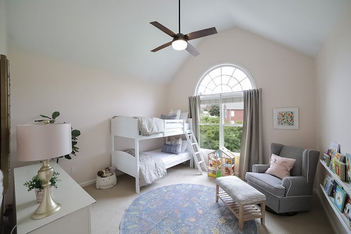 Chumba hiki kidogo kina kitanda kamili (hakipo kwenye picha) na vitabu vingi vya kusoma na midoli ya kuchezea! 