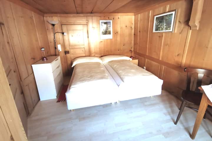 Ein separates Schlafzimmer mit zwei Betten