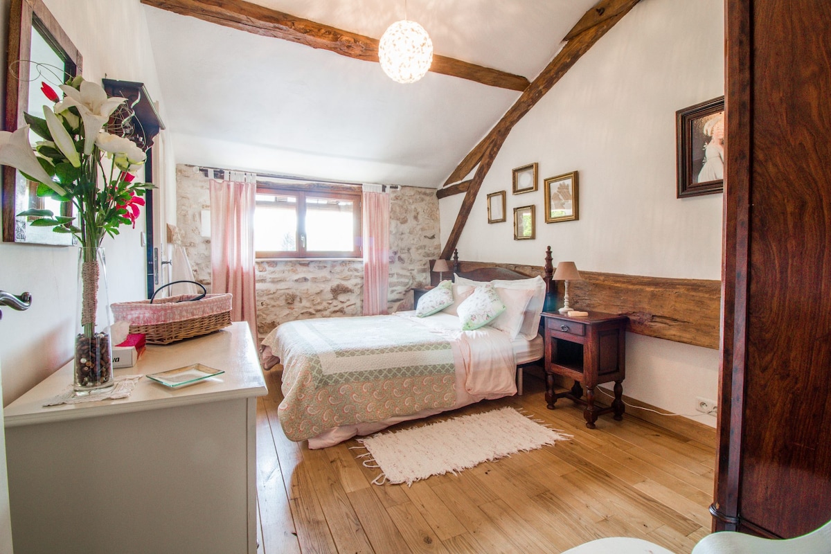 Dhomë gjumi dopio me dush brenda suitës