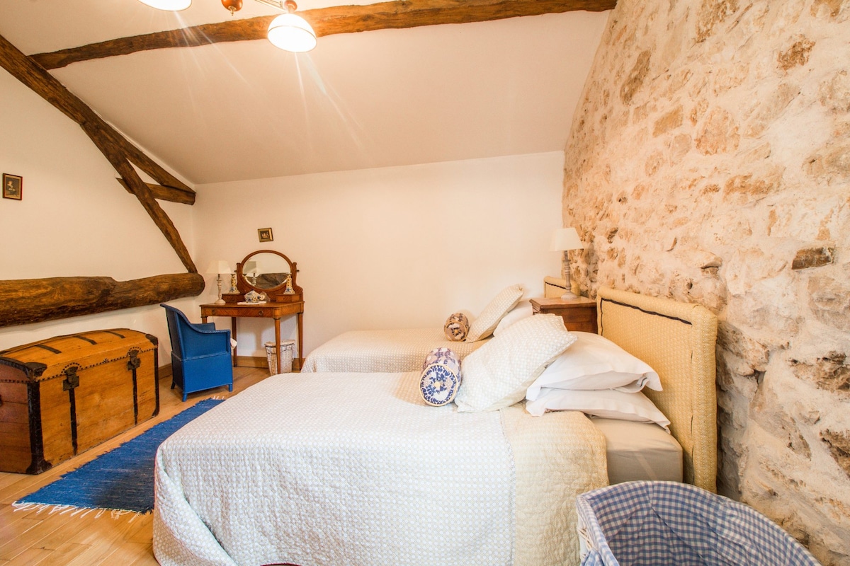 Dhomë gjumi dyshe me banjë ngjitur