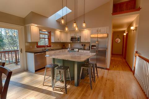Woodsey Beach House - Beach, Lake, Woods!