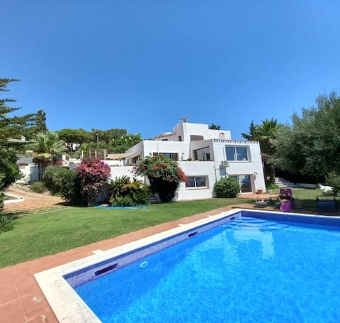 Large villa 5mn walking from the beach