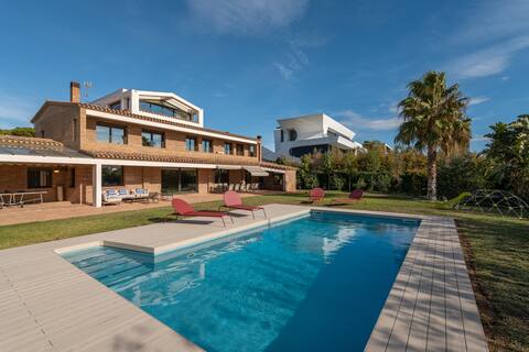 Olala Gavà Beach Villa | Frontline Sea View & Pool