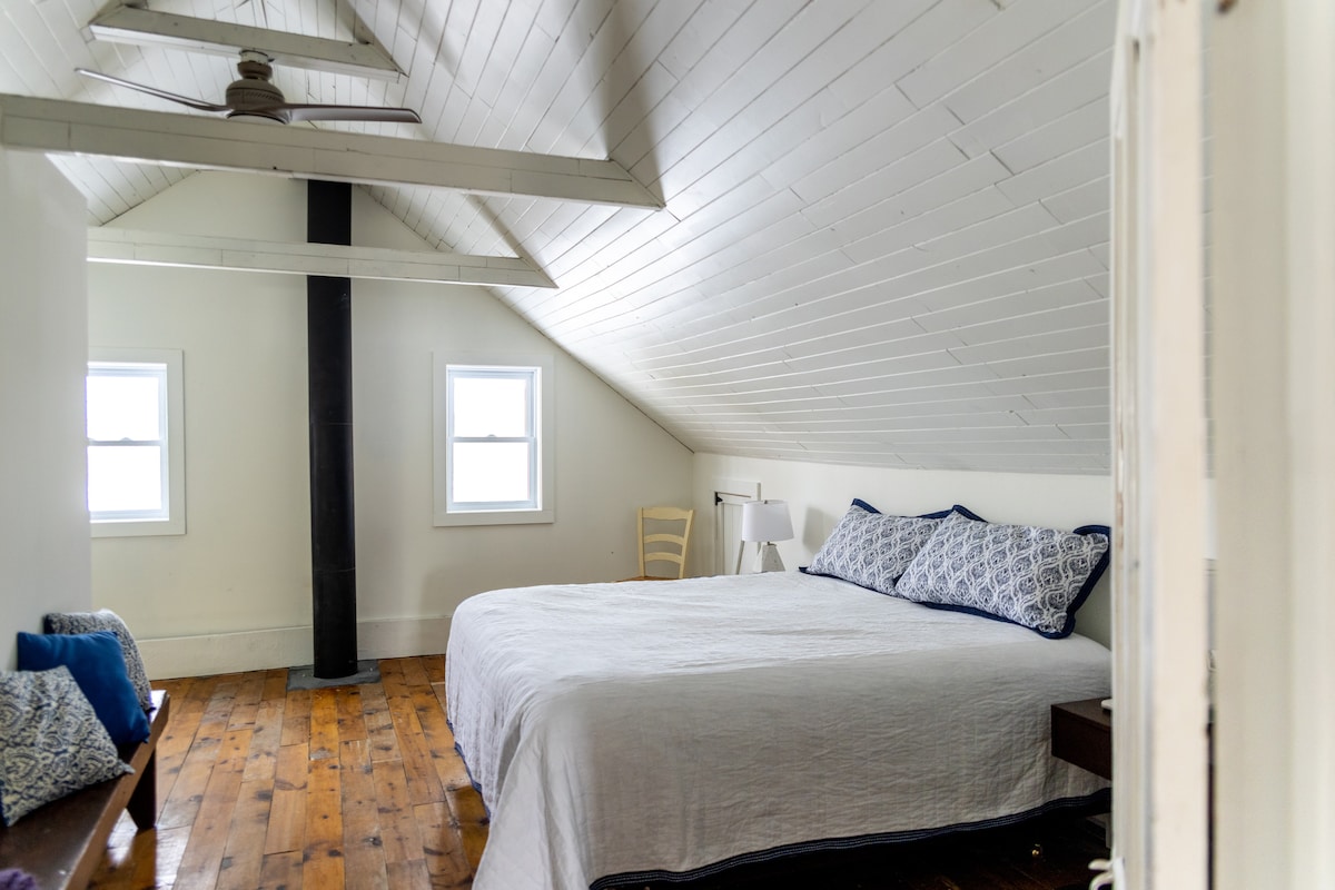 Dormitorio norte con lujosa cama tamaño king y ventilador de techo.