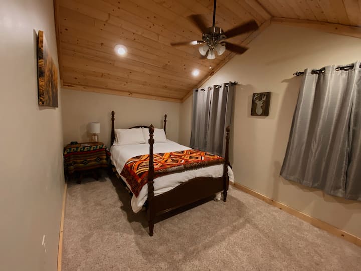 ห้องนอนชั้นบนมีฟูกนอนขนาดควีนไซส์ที่สะดวกสบายมาก (ทีวีติดผนังฝั่งตรงข้ามกับทีวีตรง) และวิวสวยงามที่มองเห็นสระว่ายน้ำ  เปิดพื้นที่ตู้เสื้อผ้าบนผนังด้านตรงข้ามเพื่อแขวนเสื้อผ้าและตู้เสื้อผ้าเพื่อให้คุณสามารถจัดกระเป๋าเดินทางและอยู่ได้สักพัก!