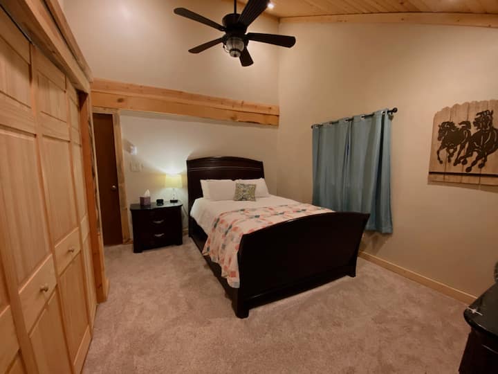 เพลิดเพลินกับการนอนหลับพักผ่อนที่ยอดเยี่ยมในห้องนอนชั้น 1 ซึ่งมีที่นอนควีนไซส์ซิมมอนส์บิวตี้เครสต์ใหม่ล่าสุด  เชื่อมต่อกับห้องน้ำเครื่องซักผ้าและเครื่องอบผ้าอยู่ในตู้เสื้อผ้าขนาดใหญ่  แสงธรรมชาติจากหน้าต่างบานใหญ่ที่มองเห็นสระว่ายน้ำ 