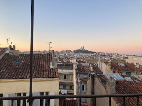 Top Airbnb: Large entire accommodation, right in the center, splendid view in Marseille 1er Arrondissement