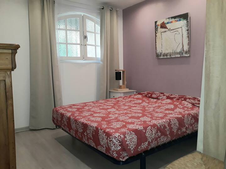 1 habitación con cama de 160, sábanas incluidas, plancha y tabla de planchar