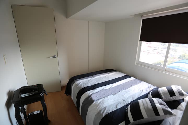 3e SLAAPKAMER MET QUEENSIZE BED