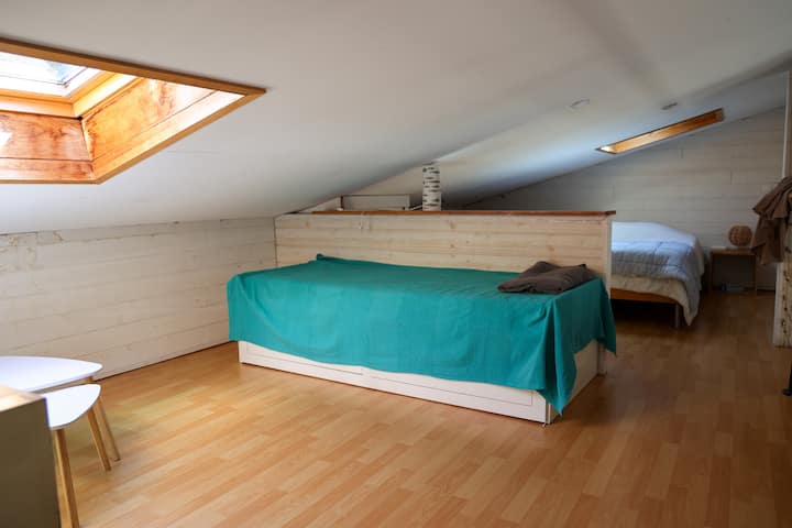 ในชั้นลอยมีเตียง 1 คนที่เปลี่ยนเป็นสายได้ 2 คน (เตียงแบบดึงออก) ซึ่งเป็น velux ที่มีม่านบังตา 