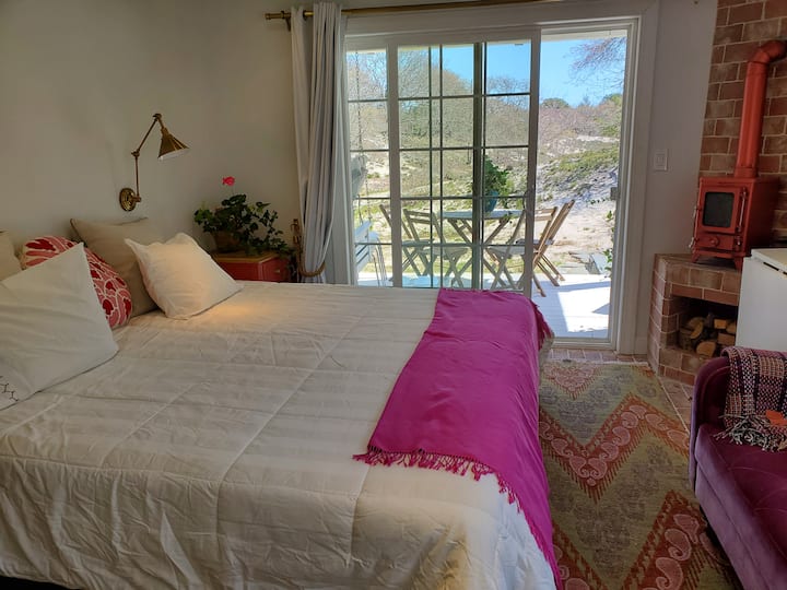 dormitorio con cama King y estufa de leña
