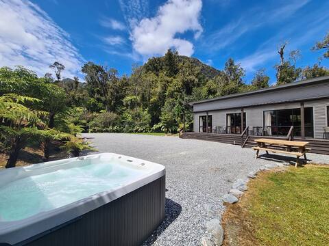 Spacious Kamahi House with Private Hot Tub